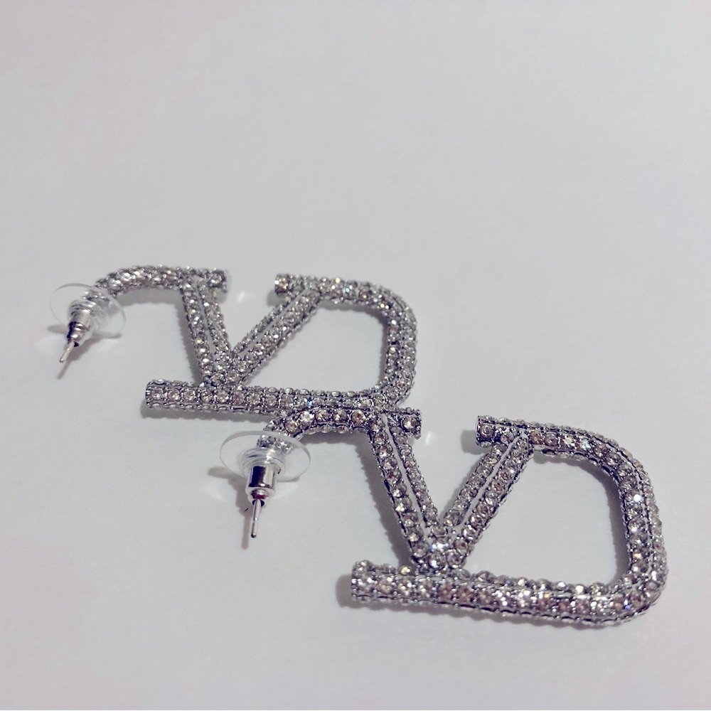 Super Nice V earrings Silver Shiny. New